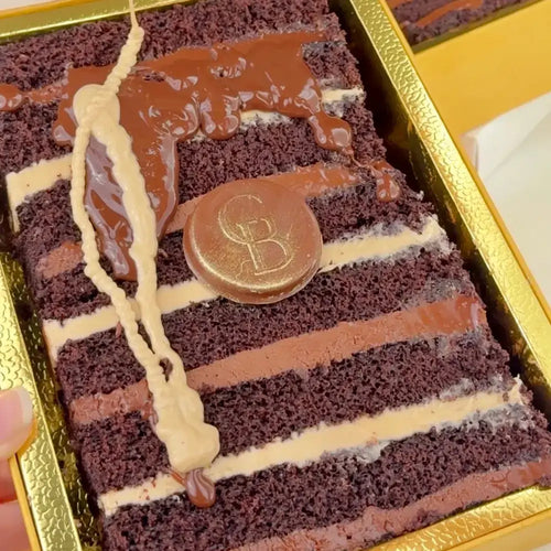Kinder Bueno ShortStack in a decorative box made by GoldBites